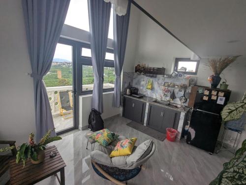 Nhà bếp/bếp nhỏ tại Bee Home Di Linh 45A Nguyễn Trung Trực Lầu 2 - view hồ