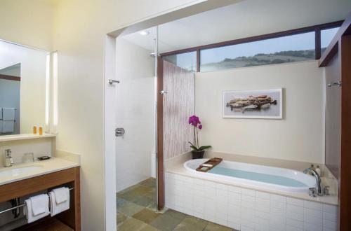 Phòng tắm tại Cavallo Point By Suiteness