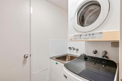 O bucătărie sau chicinetă la Poolside Escape at Alexandra Headland