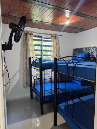 una habitación con tres literas en una habitación en Cambulos 3, en Acacías