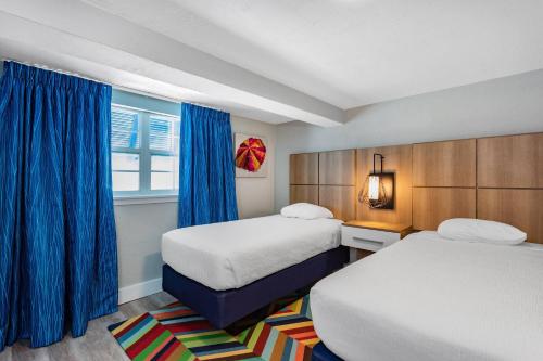 Ένα ή περισσότερα κρεβάτια σε δωμάτιο στο Coconut Palms Beach Resort II, an Ascend Collection Hotel