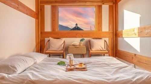 Ένα ή περισσότερα κρεβάτια σε δωμάτιο στο Gyeongju Hanokstay Darak