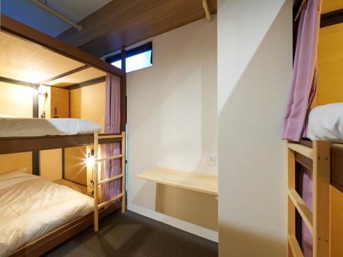 um quarto com duas camas de beliche e uma janela em RetroSpect Stay Yokohama - Vacation STAY 03277v em Yokohama