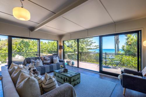 Moana Beach House - Absolute beachfront in Onetangi