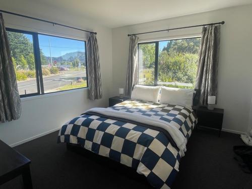 En eller flere senge i et værelse på Playground Fun on Town Doorstep!