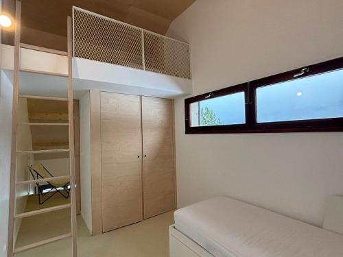 En eller flere senge i et værelse på Duplex lumineux à Autrans, 5 pers, parking - FR-1-737-105