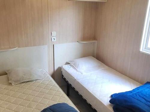 Postel nebo postele na pokoji v ubytování Chalet confortable avec terrasse - 4 personnes - API-1-52-186