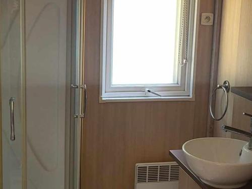 Koupelna v ubytování Chalet confortable avec terrasse - 4 personnes - API-1-52-186