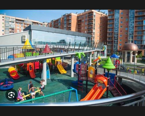 Детская игровая зона в Центр Чернівці по добові апартаменти Воробкевича 31а, Водограй, Черемош Автовокзал