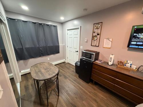 Una televisión o centro de entretenimiento en Basement room with its own private bathroom