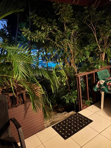 Un patio con un banco y árboles y una mesa. en Bregita Serenity Studio, en Little Bay