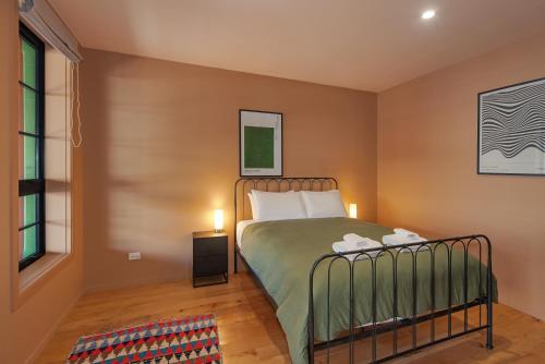 Кровать или кровати в номере Bridge St Apartment 2