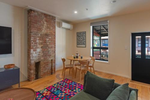 Гостиная зона в Bridge St Apartment 2