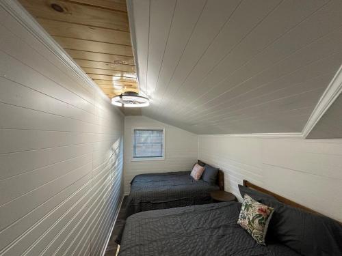 En eller flere senge i et værelse på Outdoor Living - Hut Tub - Breakfast - Attractions