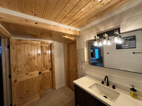 Et badeværelse på Outdoor Living - Hut Tub - Breakfast - Attractions