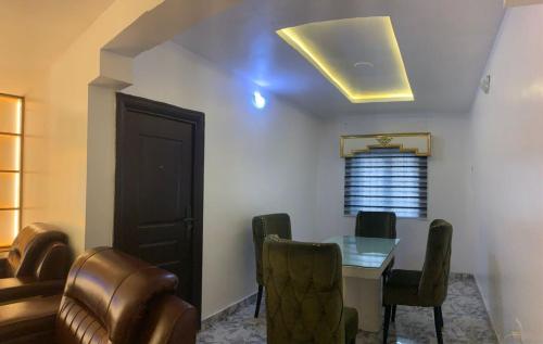 Un lugar para sentarse en Cee&Tee BG ABK 1 Bedroom Flat-247 Electricity Solar inverter AC in bedroom