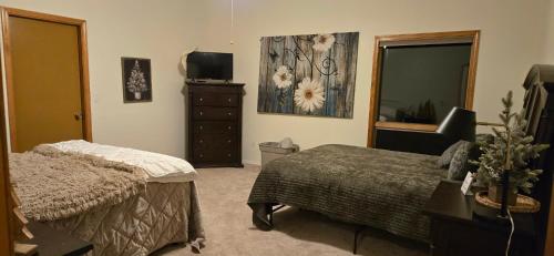 una camera da letto con un letto, una cassettiera e una televisione di 2 Queen Beds In Main House a Durango