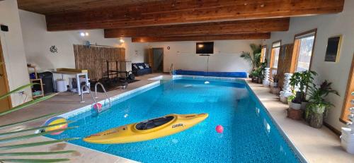 una piscina con una barca gialla in un soggiorno di 2 Queen Beds In Main House a Durango