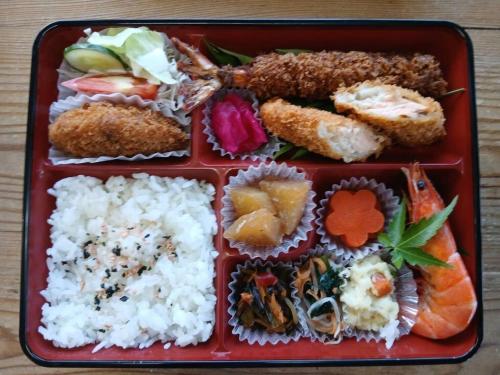 SEN.RETREAT TAKIJIRI في تانابا: علبة بلاستيكية حمراء مليئة بالسوشي والأرز