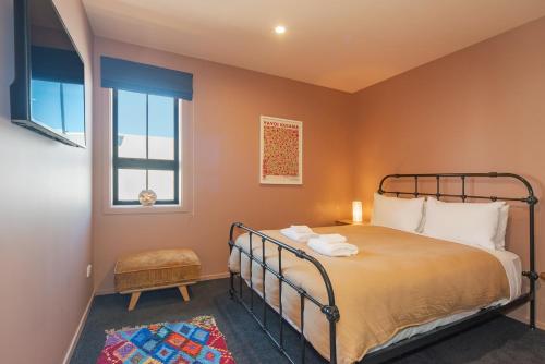 Кровать или кровати в номере Bridge St Apartment 1 - Nelson City Centre Convenience!