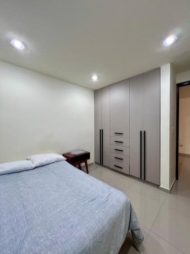 a bedroom with a bed and a desk in it at Hermosa residencia en San Pedro Cholula in Cholula