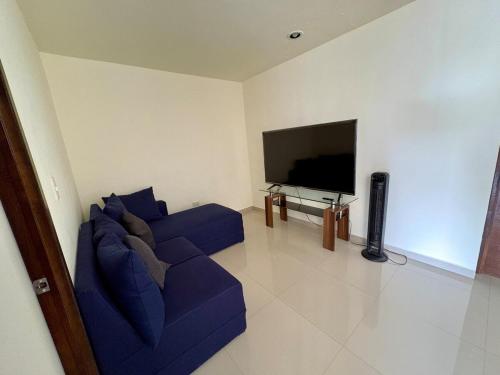 Una televisión o centro de entretenimiento en Hermosa residencia en San Pedro Cholula