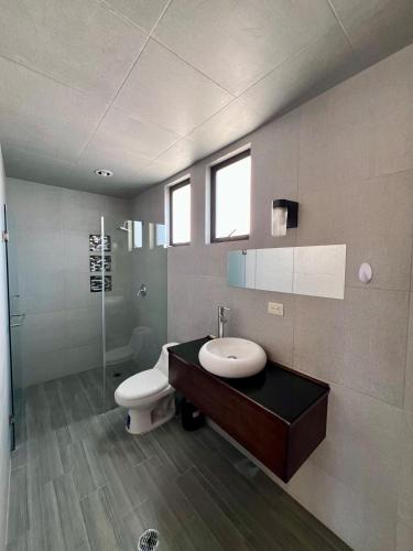 a bathroom with a sink and a toilet and a shower at Hermosa residencia en San Pedro Cholula in Cholula