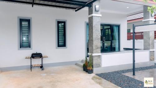 a white wall with a table in the middle of a house at Privatehouse2bedroom2bathroom3kmfrombeach in Ban Klang
