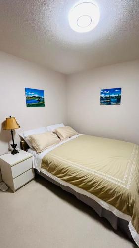 una camera da letto con un letto e una lampada su un tavolo di warm house2 a Coquitlam