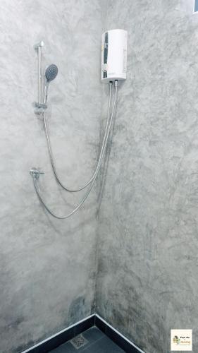 a shower in a bathroom with a shower at Privatehouse2bedroom2bathroom3kmfrombeach in Ban Klang