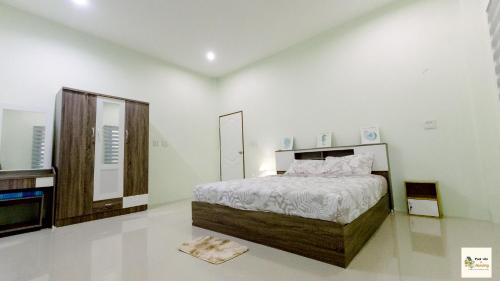 En eller flere senge i et værelse på Privatehouse2bedroom2bathroom3kmfrombeach