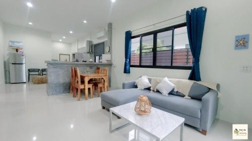 a living room with a couch and a table at Privatehouse2bedroom2bathroom3kmfrombeach in Ban Klang