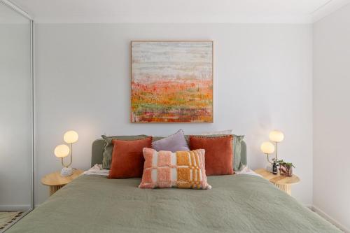 Postel nebo postele na pokoji v ubytování Spacious Apartment Near Cronulla Beach