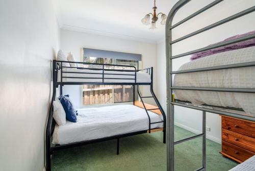 En eller flere senge i et værelse på Relax Play and Unwind Spacious Home with Yard