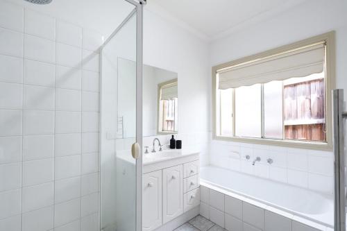 Et badeværelse på Relax Play and Unwind Spacious Home with Yard