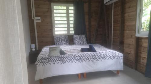 Giường trong phòng chung tại Eden Cottage Accès Exclusif Rivière