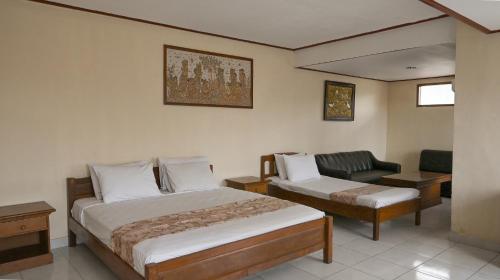 En eller flere senge i et værelse på Mahajaya Hotel Denpasar