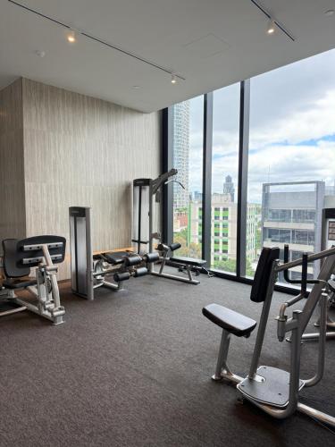 Fitness centrum a/nebo fitness zařízení v ubytování Cozy and comfortable CBD luxury apartment