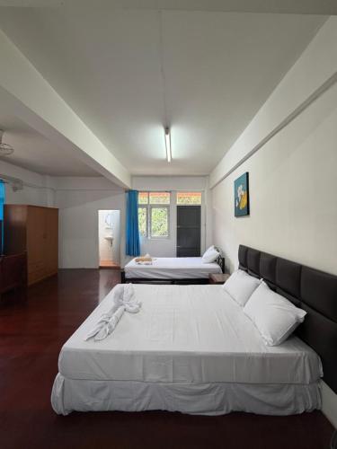 En eller flere senge i et værelse på Canberra Apartment