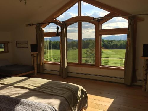 En eller flere senge i et værelse på Meadow House Backcountry Residency