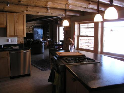 Køkken eller tekøkken på Meadow House Backcountry Residency