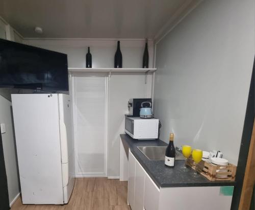 cocina con nevera blanca y encimera en Gore Bay View, en Gore Bay