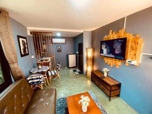 Μια τηλεόραση ή/και κέντρο ψυχαγωγίας στο Cicada Lanta