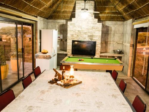 TV a/nebo společenská místnost v ubytování Hoedspruit Wildlife Estate (Indlovu Lodge 266)