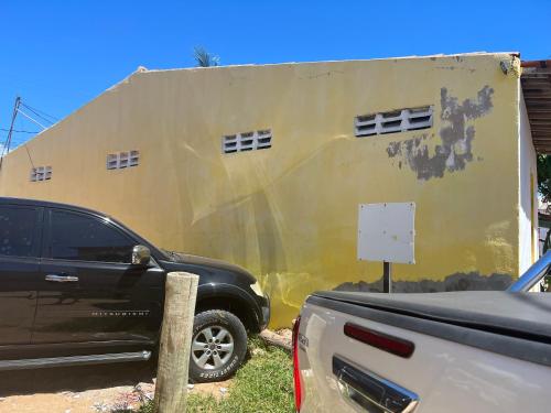 a black truck parked in front of a building at Pé na festa in Aracati
