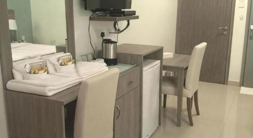 TV a/nebo společenská místnost v ubytování Sovereign Hotel - Marriage Certificate Required