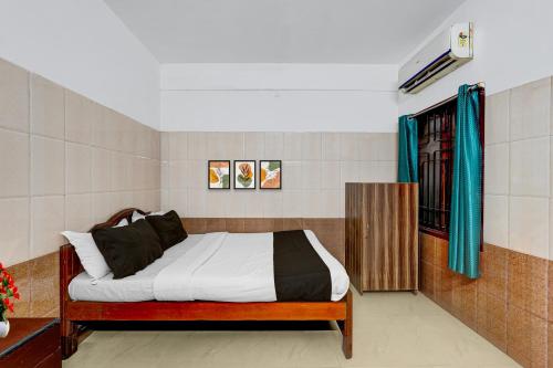 a bedroom with a bed in a room at Hotel O Rock Beachview Pondicherry Formerly Varsha Residency in Puducherry