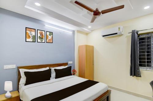 Un dormitorio con una cama y un ventilador de techo. en Townhouse Financial District Circle Hyderabad, en Gundipet