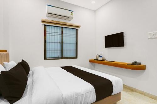 TV a/nebo společenská místnost v ubytování Hotel O Dashashwamedh Ghat Varanasi