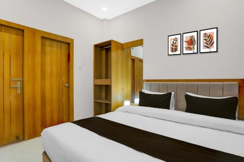 Una cama o camas en una habitación de Hotel O Dashashwamedh Ghat Varanasi